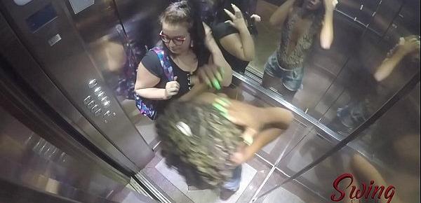  Flagramos a Bonequinha Sado e Arlequina no elevador da putaria - Vídeo completo no RED
